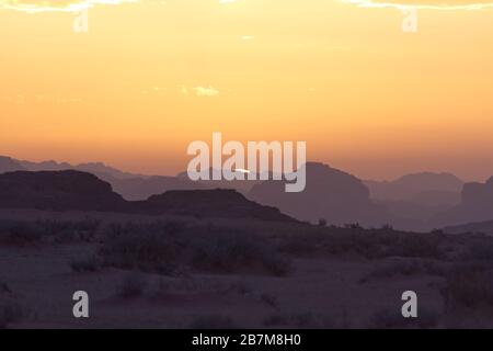 Landschaft der Wadi Rum Hügel und Wüste in Jordanien kurz vor einem schönen Sonnenuntergang im Frühling Stockfoto