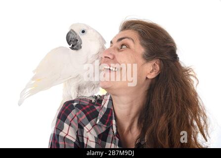 Kakadus und Frau vor weißem Hintergrund Stockfoto