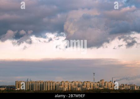 Panoramaaussicht auf die neu erbaute Wohnanlage, Bau von Wohnhäusern in Kleinstbezirken. Stockfoto
