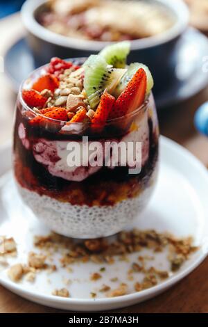 Gesundes Frühstück mit Chia Erdbeere Pudding, Müsli Schale Stockfoto