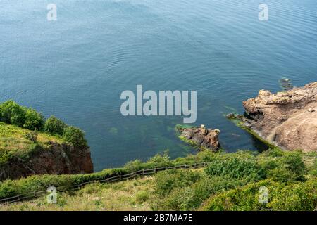 Hammershus, Bornholm/Dänemark - 29. Juli 2019: Blick von oben auf eine Bucht in Bornhol, dänemark. Stockfoto