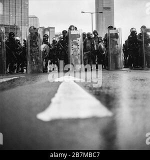 Die Bereitschaftspolizei wartet auf einen Überflug, nachdem regierungsfeindliche Demonstranten im September im Regierungshauptsitz in Admiralty, Hongkong, mit der Polizei zusammenprallten Stockfoto