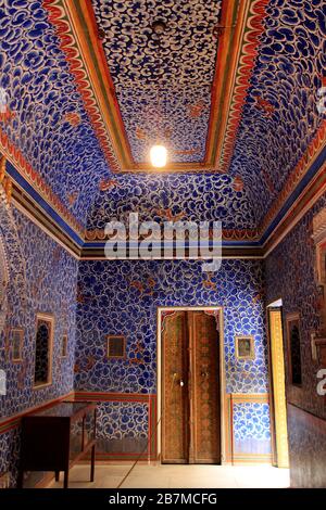 Dekorative Malerei an den Innenwänden der Halle im Junagarh Fort in Bikaner, Rajasthan, Indien, Asien Stockfoto