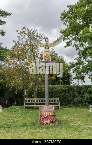 Dorfschild in Form eines Engels mit ausgestreckten Flügeln, Blythburgh, Suffolk, Großbritannien Stockfoto