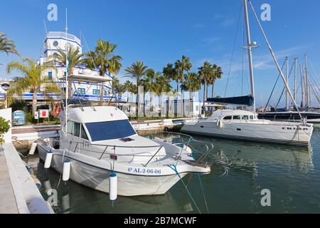 Estepona, Costa del Sol, Provinz Malaga, Andalusien, Südspanien. Die Marina, der vollständige Name Puerto Deportivo de Estepona. Stockfoto