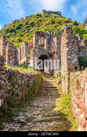 Blick auf Ruinen der archäologischen mittelalterlichen Stadt von Mystras, eine der wichtigsten byzantinischen Stätten in Griechenland. Stockfoto