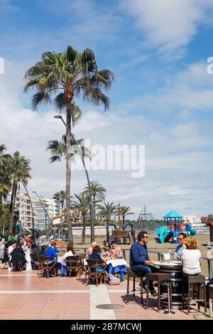 Speisen am paseo maritimo, der Strandpromenade, Estepona, Costa del Sol, Provinz Málaga, Andalusien, Südspanien. Stockfoto