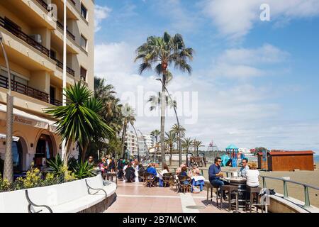 Speisen am paseo maritimo, der Strandpromenade, Estepona, Costa del Sol, Provinz Málaga, Andalusien, Südspanien. Stockfoto