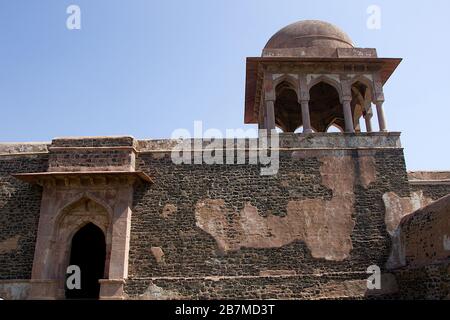 Blick auf den obersten Teil der königlichen Enklave in Mandu in Madhya Pradesh, Indien, Asien Stockfoto