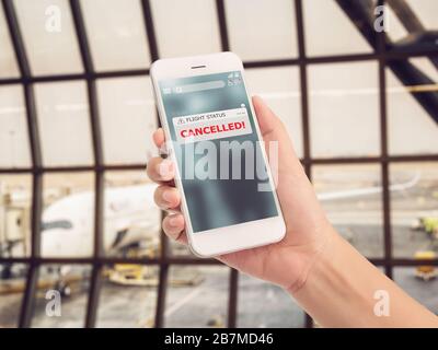 Flight Cancellation Concept. Kündigt Meldung für Flugplanänderungen an. Benachrichtigung über Smartphone-Anwendung mit Flughafenterminal im Backgro-Bereich Stockfoto