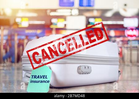 Flight Cancellation Concept. Reisetasche am Flughafen mit Reiseversicherungsschild auf dem Kofferhalter für verdeckte Reisen mit Stempeltext Flight CANCEL Stockfoto