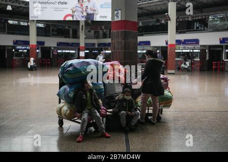 Bogota, Kolumbien. März 2020. Menschen, die Masken tragen, sind am 16. März 2020 an einem Busbahnhof in Bogota, Kolumbien zu sehen. In Kolumbiens Hauptstadt Bogota hat Bürgermeisterin Claudia Lopez einen Unglückszustand ausgerufen, um in den kommenden Tagen mehr Stadtbudgets für einen möglichen Gesundheitsnotstand zuzuweisen. Kolumbien hat 54 bestätigte Fälle gemeldet, darunter 28 in Bogota. Die kolumbianische Regierung hat die Schließung von Bars, Nachtclubs und Diskotheken angeordnet und Versammlungen von mehr als 50 Personen verboten. Credit: Jhon Paz/Xinhua/Alamy Live News Stockfoto