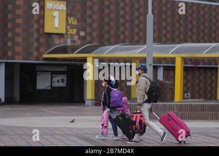 Bogota, Kolumbien. März 2020. Menschen, die Masken tragen, sind dabei, den Bus an einem Busbahnhof in Bogota, Kolumbien, am 16. März 2020 zu nehmen. In Kolumbiens Hauptstadt Bogota hat Bürgermeisterin Claudia Lopez einen Unglückszustand ausgerufen, um in den kommenden Tagen mehr Stadtbudgets für einen möglichen Gesundheitsnotstand zuzuweisen. Kolumbien hat 54 bestätigte Fälle gemeldet, darunter 28 in Bogota. Die kolumbianische Regierung hat die Schließung von Bars, Nachtclubs und Diskotheken angeordnet und Versammlungen von mehr als 50 Personen verboten. Credit: Jhon Paz/Xinhua/Alamy Live News Stockfoto