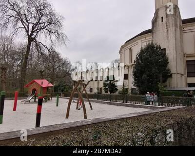 (200317) -- BRÜSSEL, den 17. März 2020 (Xinhua) -- Foto vom 16. März 2020 zeigt einen geschlossenen Spielplatz in Brüssel, Belgien. Belgien hat gesehen, dass seine Coronavirus-Infektionsfälle 1.000, mit fünf Todesfällen und einer Genesung, toppen. (Xinhua/Gao Li) Stockfoto