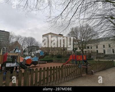 (200317) -- BRÜSSEL, den 17. März 2020 (Xinhua) -- Foto vom 16. März 2020 zeigt einen geschlossenen Spielplatz in Brüssel, Belgien. Belgien hat gesehen, dass seine Coronavirus-Infektionsfälle 1.000, mit fünf Todesfällen und einer Genesung, toppen. (Xinhua/Gao Li) Stockfoto