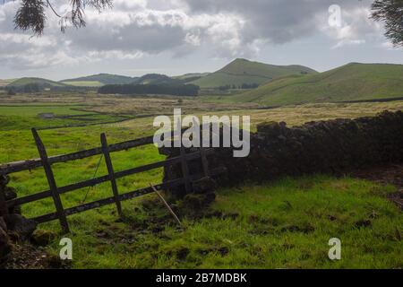 Felder mit blauem Himmel und Wolken in der Nähe von gruta do Natal in der Gemeinde Praia da Vitoria, auf der Insel Terceira Stockfoto