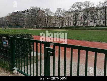 (200317) -- BRÜSSEL, den 17. März 2020 (Xinhua) -- Foto vom 16. März 2020 zeigt einen geschlossenen Sportplatz in Brüssel, Belgien. Belgien hat gesehen, dass seine Coronavirus-Infektionsfälle 1.000, mit fünf Todesfällen und einer Genesung, toppen. (Xinhua/Gao Li) Stockfoto