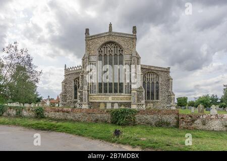 Außenansicht der Kirche der Heiligen Dreifaltigkeit aus dem 15. Jahrhundert, Blythburgh, Suffolk, Großbritannien Stockfoto