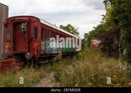 Verlassener Eisenbahnwagen im alten Hafen von Triest, Friaul-Julisch Venetien, Italien Stockfoto