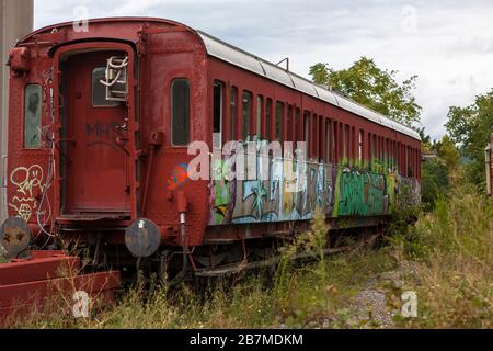 Verlassener Eisenbahnwagen im alten Hafen von Triest, Friaul-Julisch Venetien, Italien Stockfoto