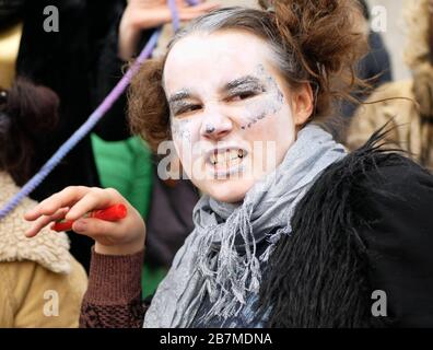 Maske Hexensag oder Krone Sungglass Zigeunerkarneval Maskopust Feier Masken Parade in Brünn Festfarben der Bronx der Zigeuner, traditionelles Slawisch Stockfoto