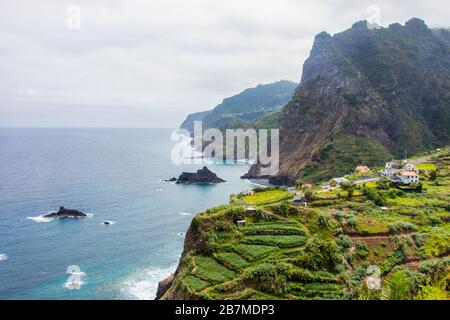 Dramatische Küstenlandschaft des Dorfes Boaventura und der Gebirgskette Arco de Sao Jorge an der Nordküste der portugiesischen Insel Madeira Stockfoto