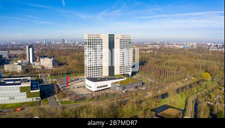 Das Provinzgebäude (Provinciehuis) von Utrechter, Niederlande, aus der Luft mit der Stadt Utrechter im Hintergrund Stockfoto