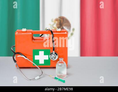 Verbandskasten mit Stethoskop und Spritze - Mexiko Stockfoto