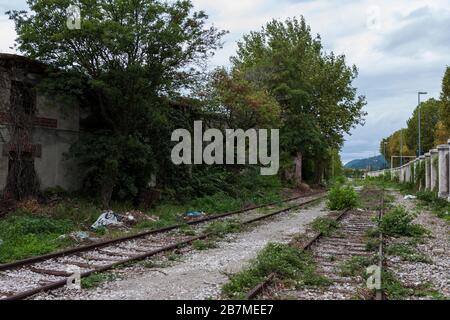 Verlassene Bahnstrecken im alten Hafen von Triest, Friaul-Julisch Venetien, Italien Stockfoto