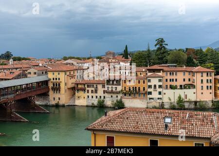 Bassano del Grappa, Italien - 6 September, 2019: Die hölzerne Brücke, Ponte degli Alpini, auf dem Brenta Fluss bedeckt, im Jahre 1569 durch die arachiten konzipiert Stockfoto