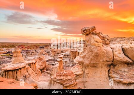 / Bisti De-Na-Zin Wilderness, New Mexico, USA im Tal der Träume nach Sonnenuntergang. Stockfoto