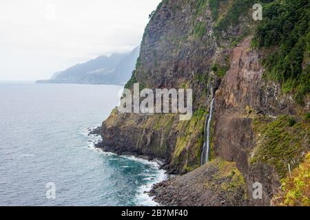 Dramatic coastal scenery old coastal road madeira with waterfall steep cliffs Stockfoto