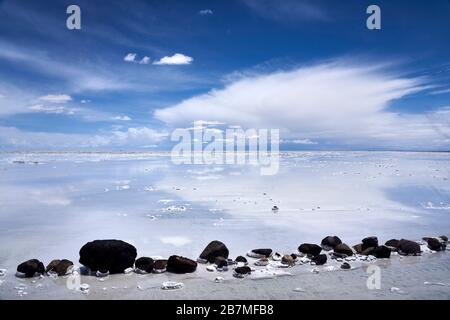Salzstraße mit Markierungen am Salar de Uyuni Bolivia Stockfoto