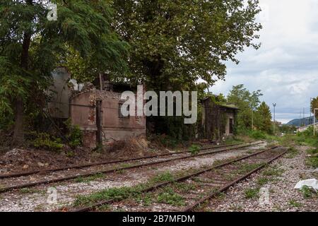 Verlassene Bahnstrecken im alten Hafen von Triest, Friaul-Julisch Venetien, Italien Stockfoto