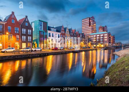 Amersfoort, niederländisches Stadtbild im Stadtteil Vathorst in der Dämmerung. Stockfoto