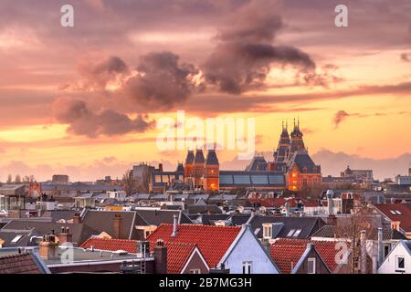 Amsterdam; Niederlande Blick auf das Stadtbild von de Pijp in der Abenddämmerung. Stockfoto