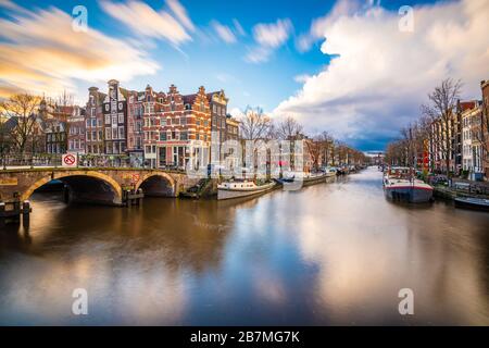 Amsterdam, Niederlande berühmte Kanäle und Brücken in der Abenddämmerung. Stockfoto