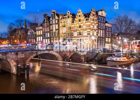 Amsterdam, Niederlande Brücken und Kanäle in der Dämmerung. Stockfoto