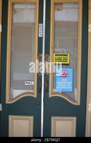 Alte grüne Türen Narrogin, Western Australia Stockfoto