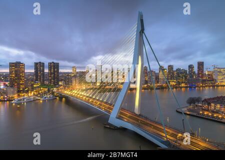 Rotterdam, Niederlande, Skyline der Stadt in der Dämmerung. Stockfoto