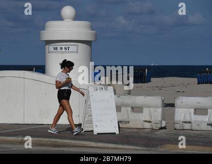 Fort Lauderdale FL, USA. März 2020. Die Menschen gehen ihre Aktivitäten durch, da der Fort Lauderdale Beach aufgrund des Ausbruchs des Coronavirus (COVID-19) am 16. März 2020 in Fort Lauderdale, Florida, offiziell bis zum 12. April geschlossen ist. Kredit: Mpi04/Media Punch/Alamy Live News Stockfoto