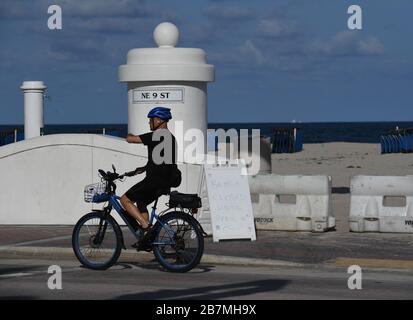 Fort Lauderdale FL, USA. März 2020. Die Menschen gehen ihre Aktivitäten durch, da der Fort Lauderdale Beach aufgrund des Ausbruchs des Coronavirus (COVID-19) am 16. März 2020 in Fort Lauderdale, Florida, offiziell bis zum 12. April geschlossen ist. Kredit: Mpi04/Media Punch/Alamy Live News Stockfoto