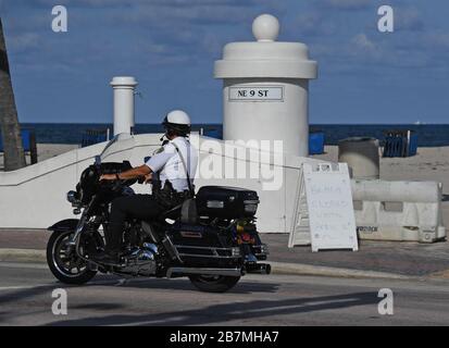 Fort Lauderdale FL, USA. März 2020. Polizeipatrouille, da der Fort Lauderdale Beach offiziell bis zum 12. April wegen des Ausbruchs des Coronavirus (COVID-19) am 16. März 2020 in Fort Lauderdale, Florida, geschlossen ist. Kredit: Mpi04/Media Punch/Alamy Live News Stockfoto