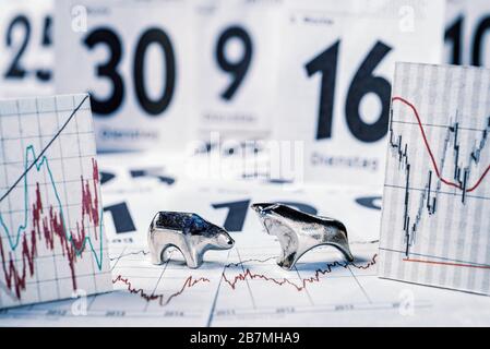 Bull and Bear, Charts mit Aktienkursen und Kalenderblättern Stockfoto