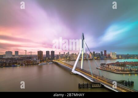 Rotterdam, Niederlande, Skyline der Stadt in der Dämmerung. Stockfoto