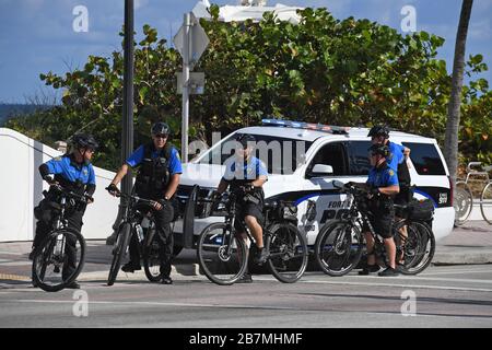 Fort Lauderdale FL, USA. März 2020. Polizeipatrouille, da der Fort Lauderdale Beach offiziell bis zum 12. April wegen des Ausbruchs des Coronavirus (COVID-19) am 16. März 2020 in Fort Lauderdale, Florida, geschlossen ist. Kredit: Mpi04/Media Punch/Alamy Live News Stockfoto