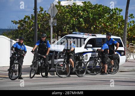 Fort Lauderdale FL, USA. März 2020. Polizeipatrouille, da der Fort Lauderdale Beach offiziell bis zum 12. April wegen des Ausbruchs des Coronavirus (COVID-19) am 16. März 2020 in Fort Lauderdale, Florida, geschlossen ist. Kredit: Mpi04/Media Punch/Alamy Live News Stockfoto
