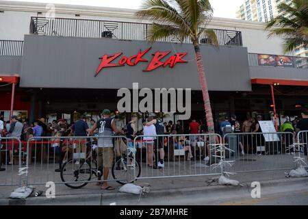 Fort Lauderdale FL, USA. März 2020. Die Spring Breakers trafen die Bars, da der Fort Lauderdale Beach offiziell bis zum 12. April wegen des Ausbruchs des Coronavirus (COVID-19) am 16. März 2020 in Fort Lauderdale, Florida, geschlossen ist. Kredit: Mpi04/Media Punch/Alamy Live News Stockfoto