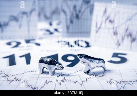 Bull and Bear, Charts mit Aktienkursen und Kalenderblättern Stockfoto