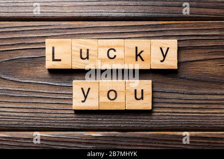 "Lucky You"-Wort auf Holzblock geschrieben. Lucky You Text auf Holztisch für Ihr Desing, Top View Konzept. Stockfoto